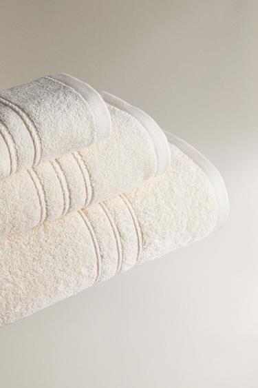SERVIETTE DE BAIN FRISE - Ivoire de Zara - Image 1