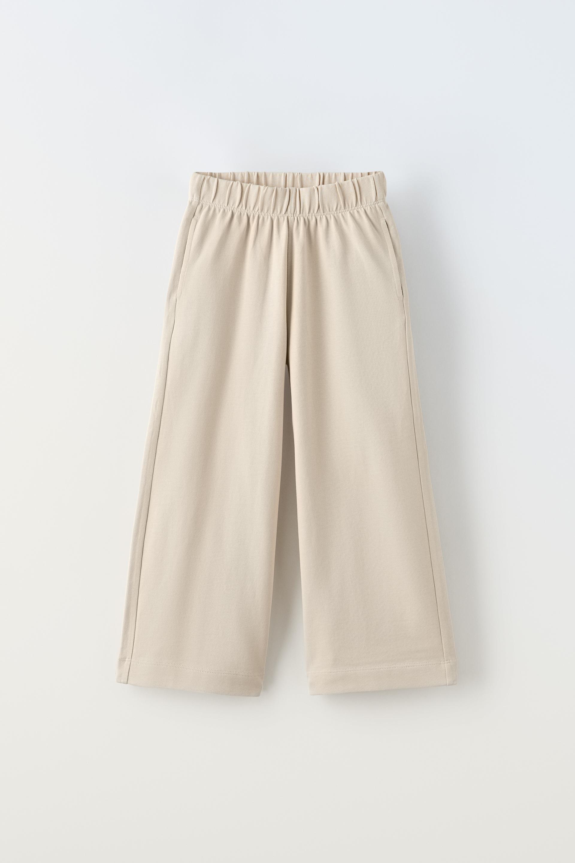 Los pantalones de lino de Zara acampanados y anchitos que las influencers  +50 llevan con sandalias planas