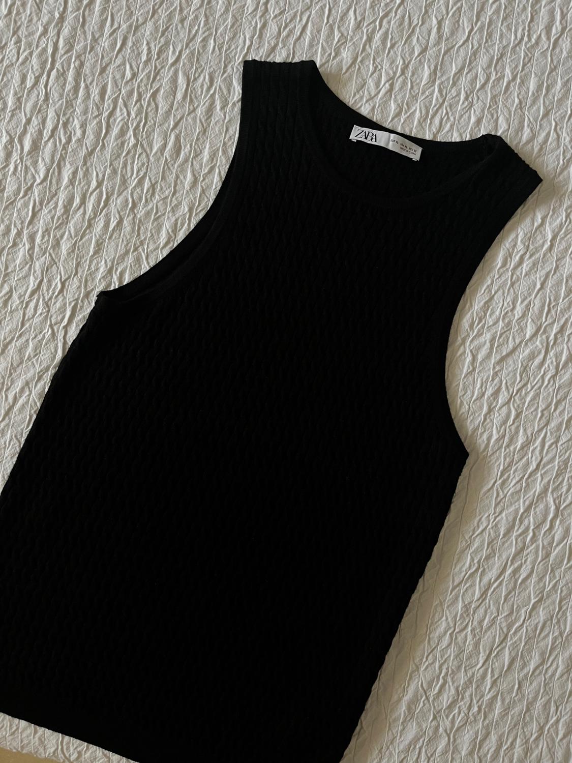 SLEEVELESS CABLE-KNIT TOP
