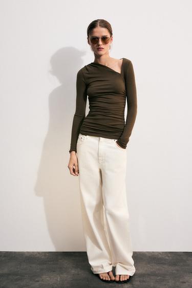 CAMISETA ESCOTE ASIMÉTRICA - Marrón de Zara