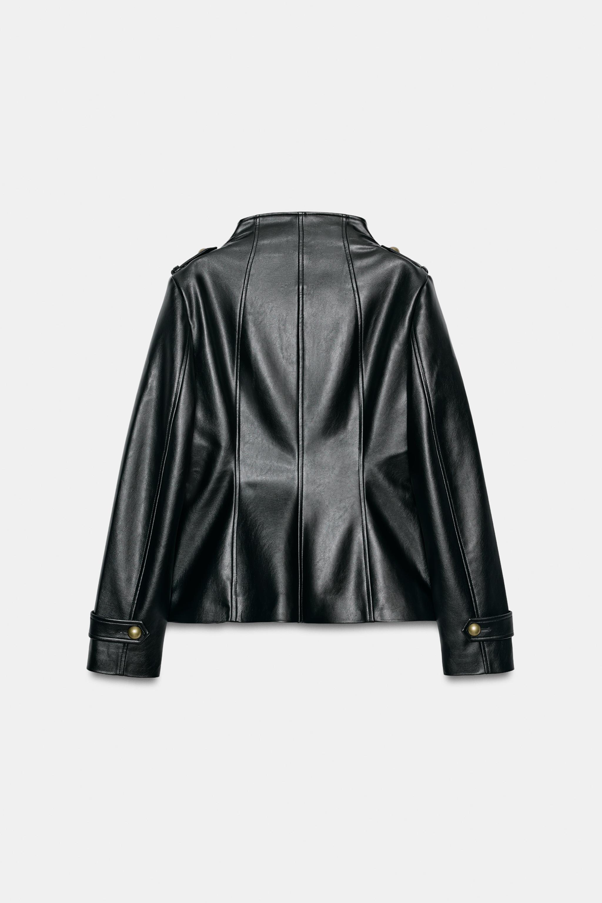 VESTE EN MATIÈRE SYNTHÉTIQUE AVEC BOUTONS