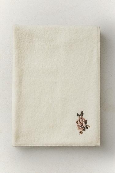 EMBROIDERED FLOWER COTTON BATH TOWEL (500 GSM) - Ivory by Zara