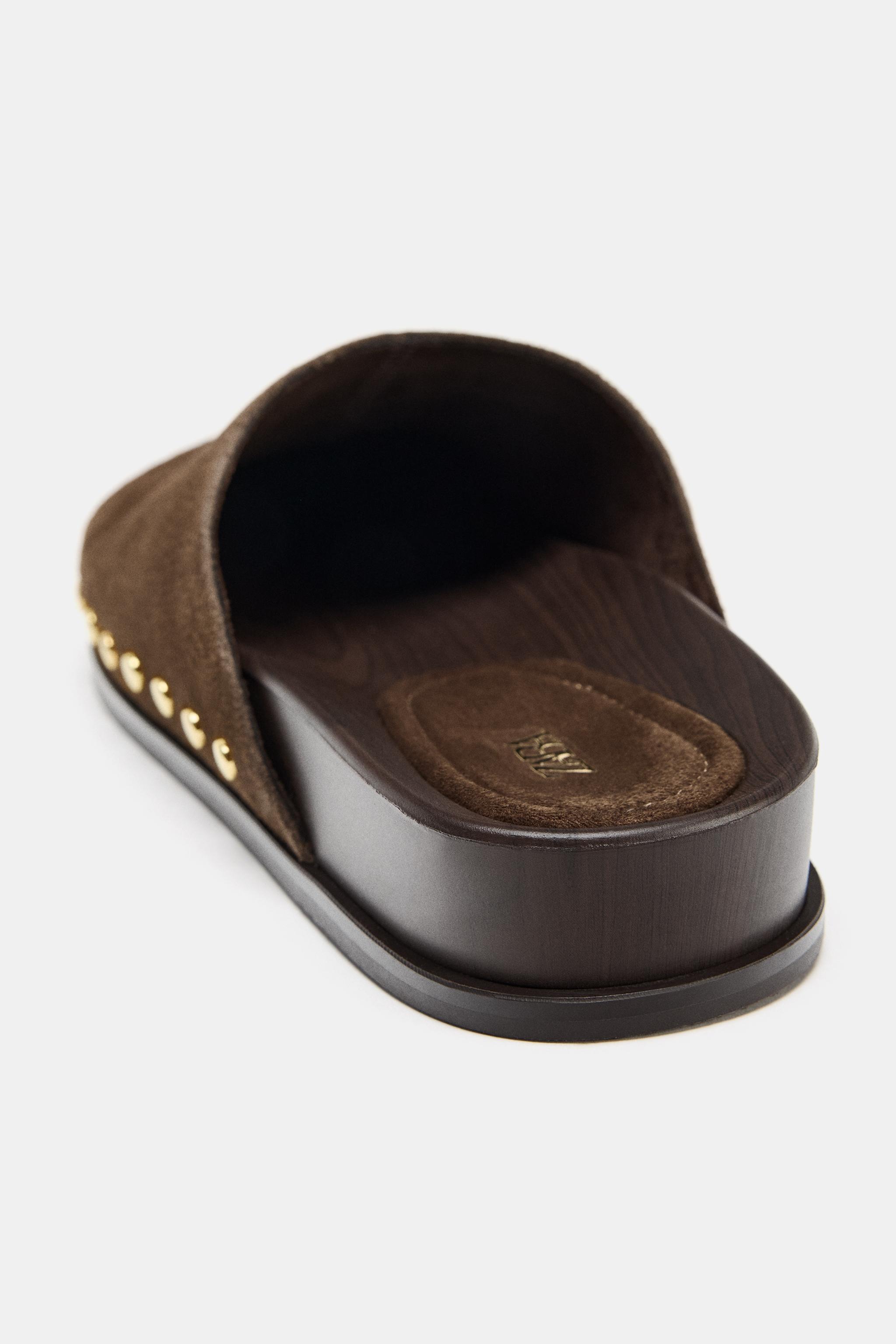 SABOTS EN CUIR CLOUTÉS