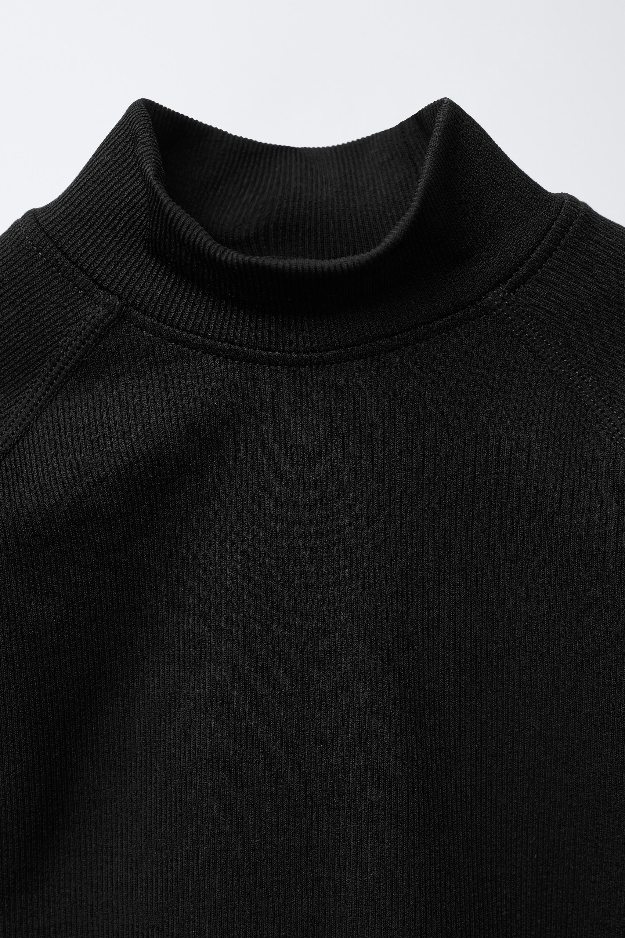 T-SHIRT CÔTELÉ À INSCRIPTION EN RELIEF