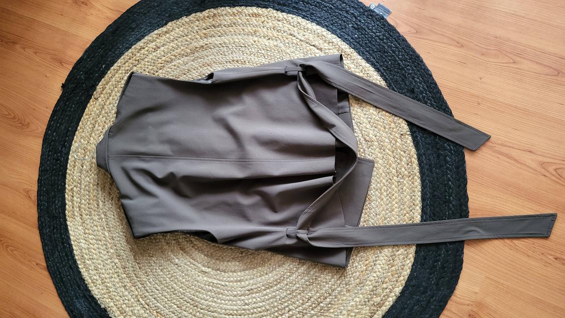 WAISTCOAT WITH SHOULDER PADS AND BELT - Image 2