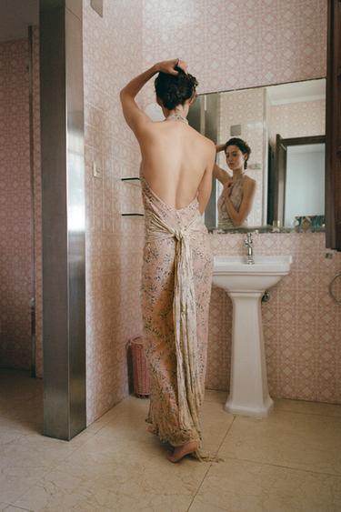 NECKHOLDER-KLEID MIT BLUMENMUSTER - Altrosa von Zara