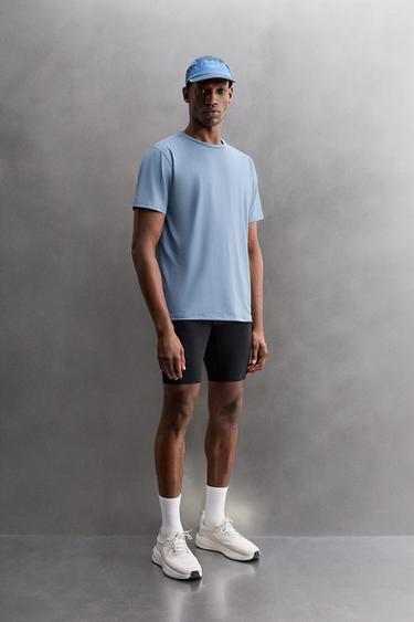 تيشرت تقني بيزك - أزرق / صلب الخاص بـ Zara