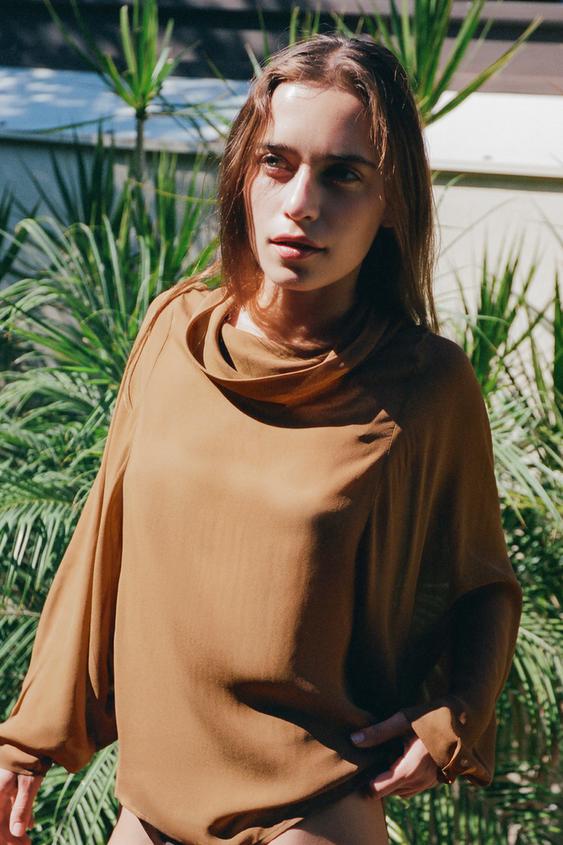 BLUSA MINIMAL ESCOTE FLUIDO - Marrón claro de Zara - Imagen 0