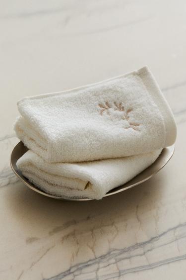 PACK OF HAND TOWELS WITH PLANT EMBROIDERY (PACK OF 3) - ذهبي الخاص بـ Zara