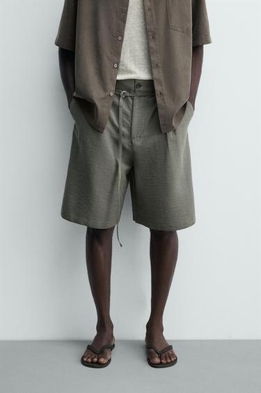 برمودا RELAXED FIT بثنيات وحزام - أخضر رمادي الخاص بـ Zara