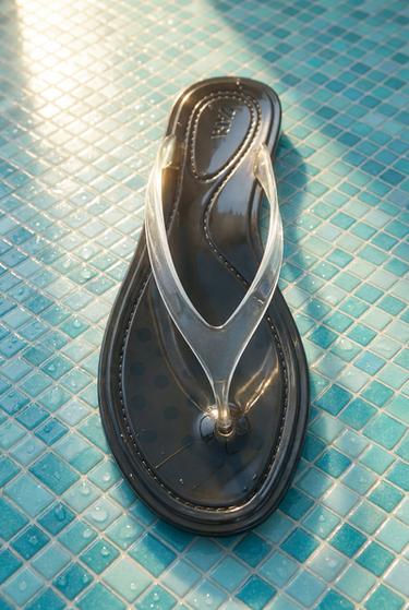 FLAT VINYL SANDALS - Black by Zara