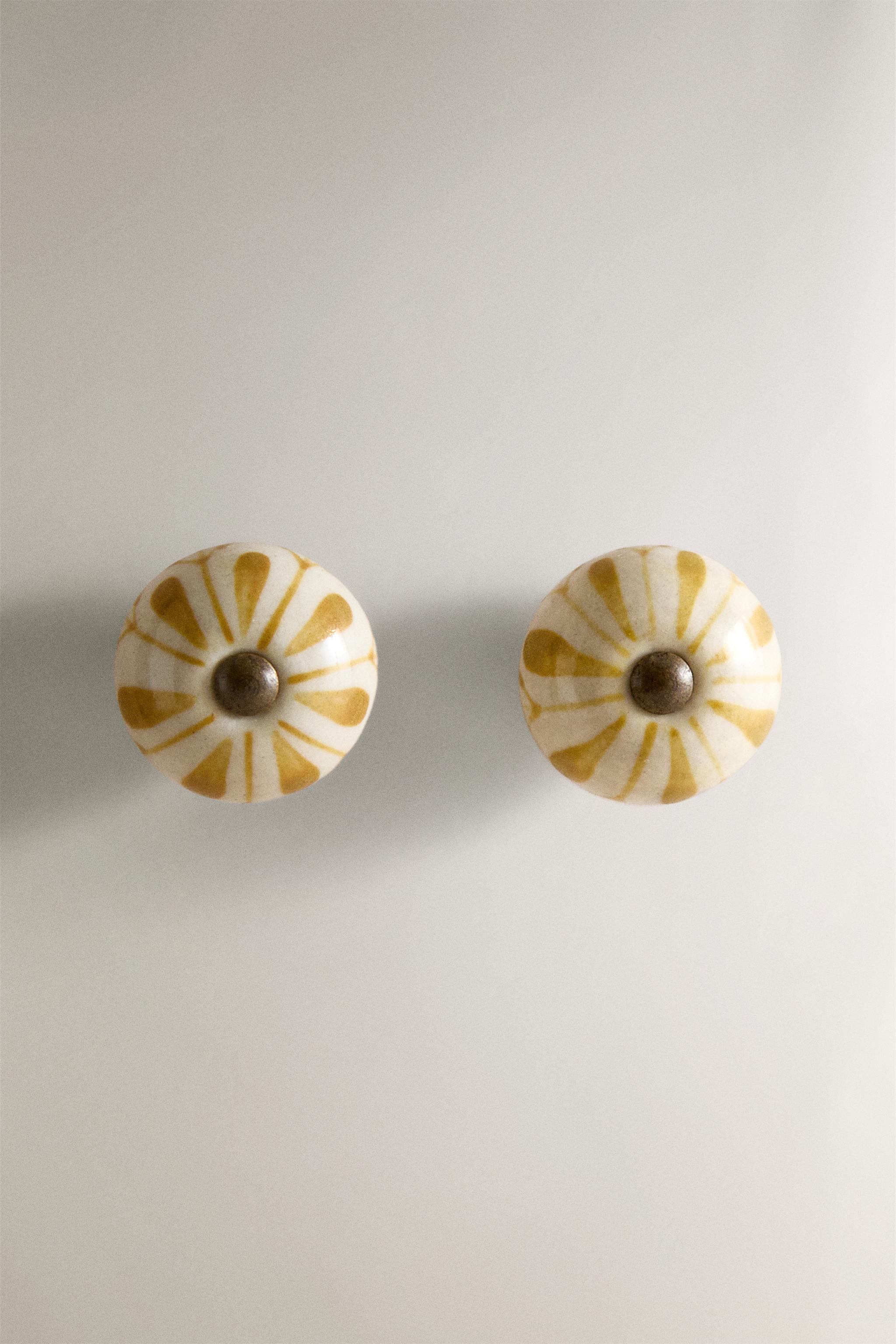 HANA 2点セット SET OF CERAMIC FLOWER KNOBS (SET OF 2) - Mustard | ZARA Canada