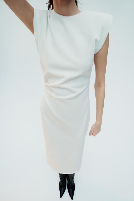 Los vestidos de Zara blancos para tardeos en Ibiza y Marbella