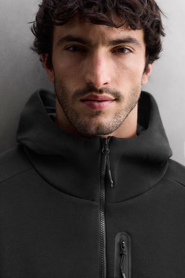 ХУДИ НА МОЛНИИ ИЗ ВЫСОКОТЕХНОЛОГИЧНОЙ ТКАНИ — ЧЕРНЫЙ от Zara