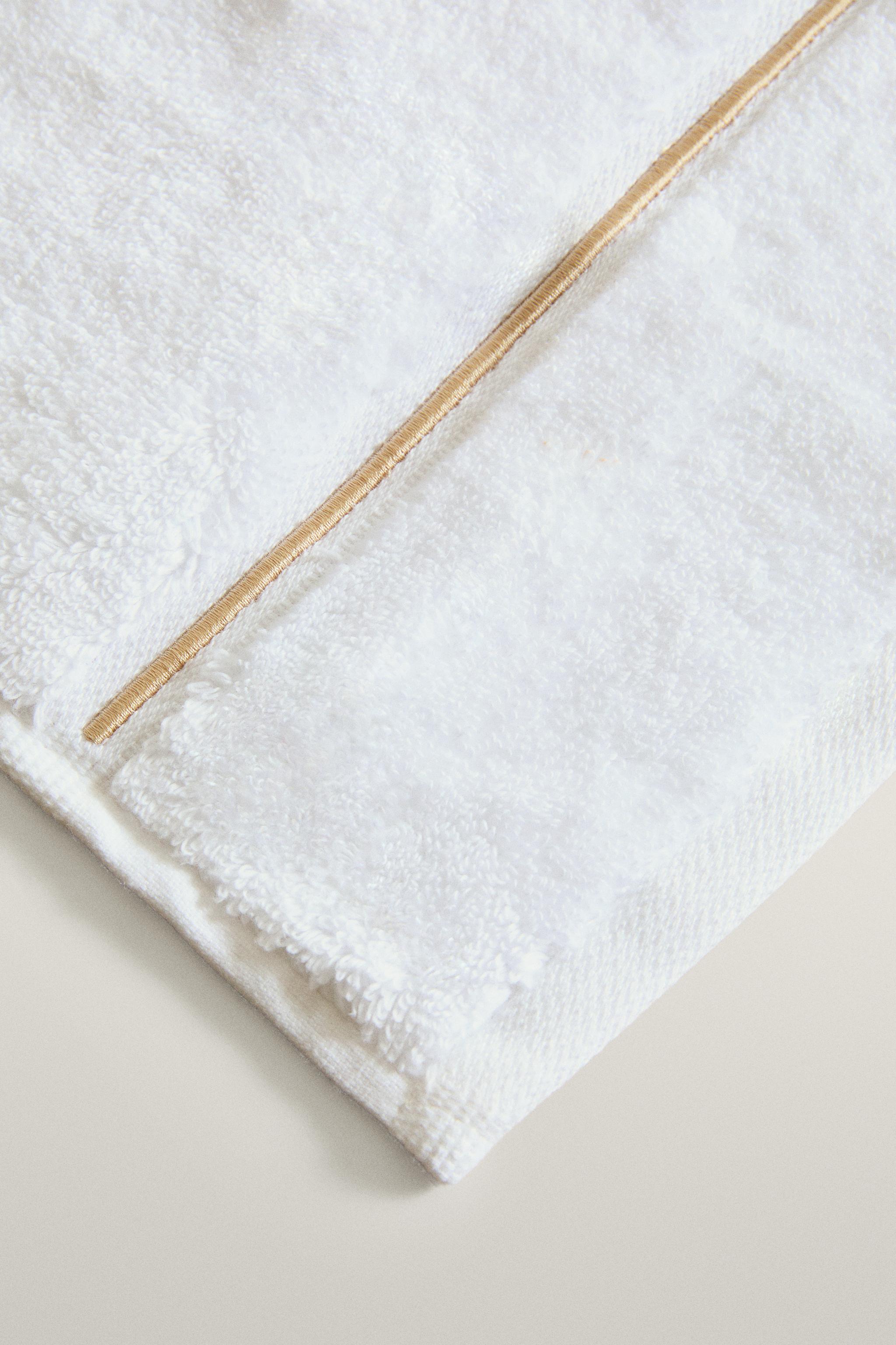 SERVIETTE DE BAIN FESTONNÉE BRODÉE