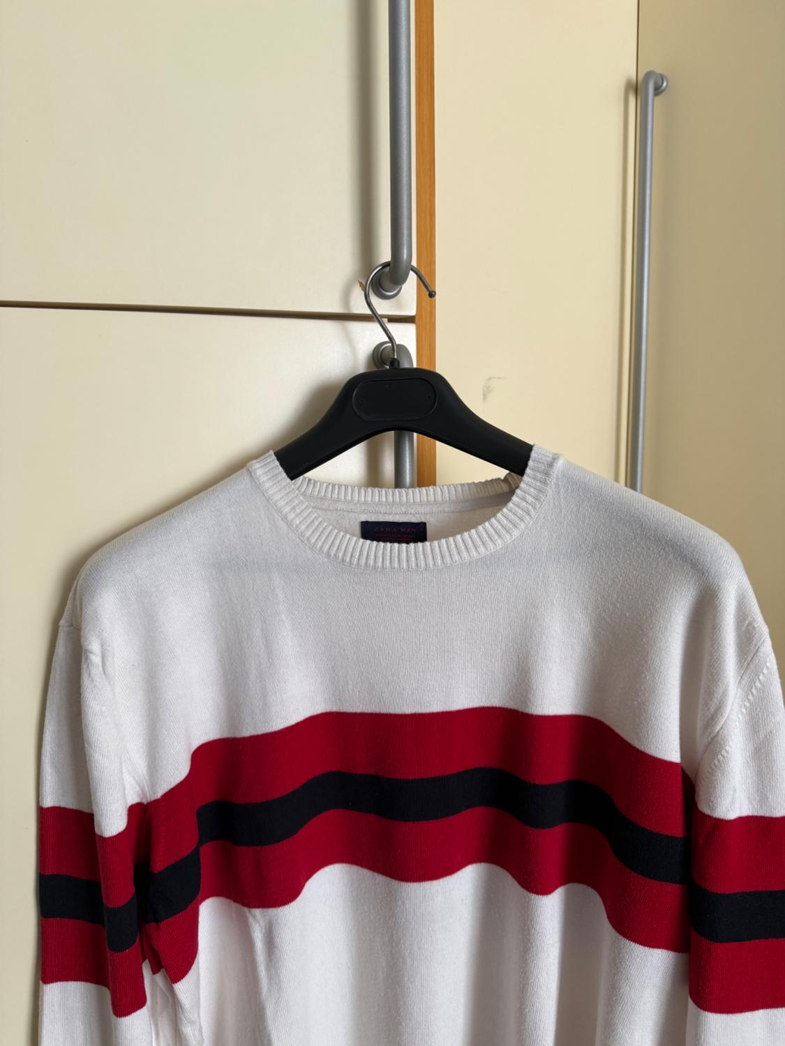MAGLIONE 100 COTONE, CON FANTASIA ORIZZONTALE ROSSA E NERA. OTTIMA VESTIBILITÀ, OTTIME CONDIZIONI - Image 2