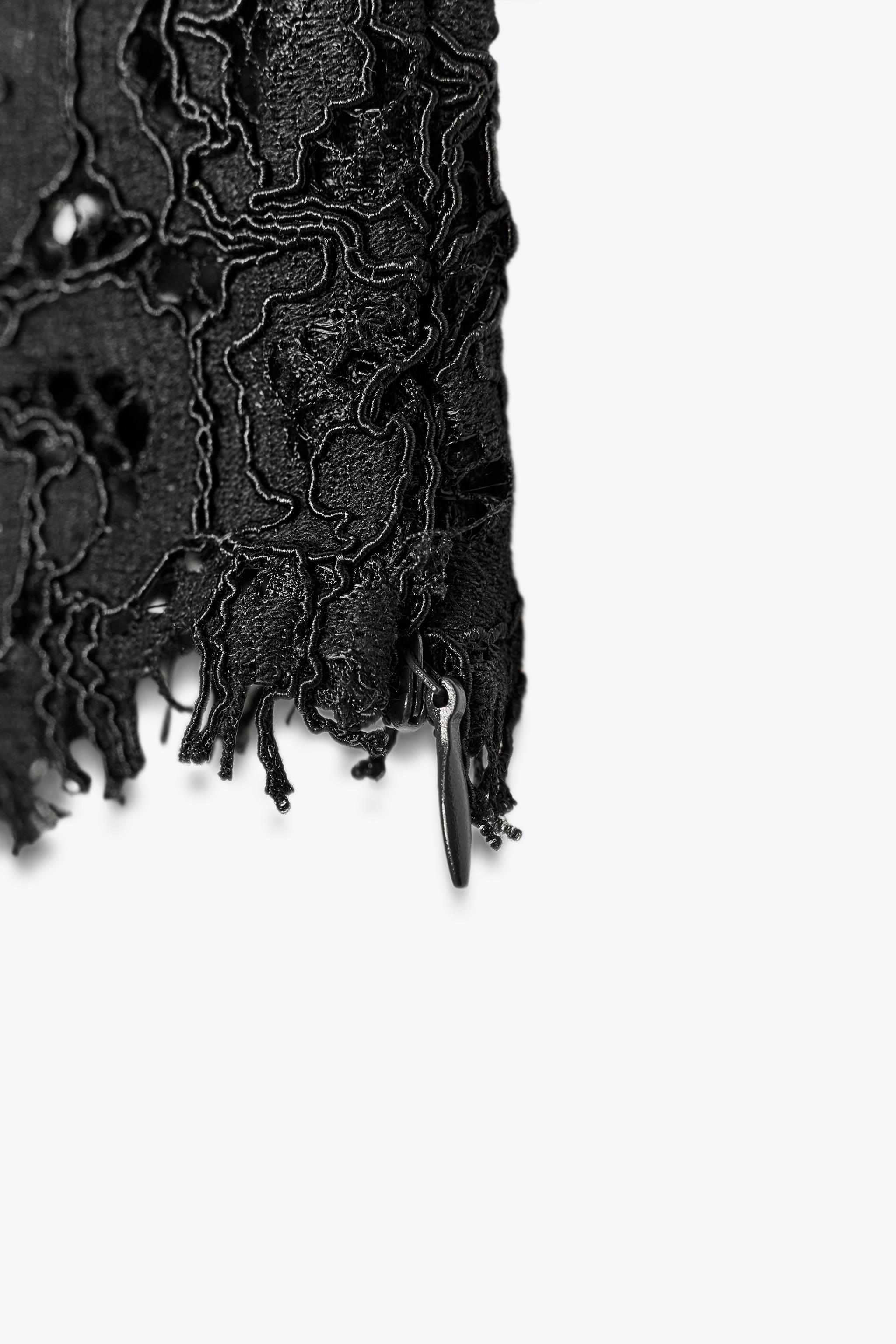 EMBROIDERED CROPPED TOP