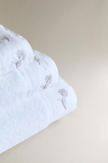 BATH TOWEL WITH EMBROIDERED APPLIQUÉ BAND - Oyster-white by Zara - Image 1