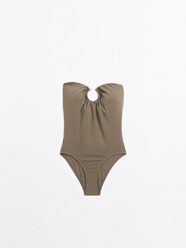 Bañador bandeau detalle pieza metálica - Khaki claro de Zara