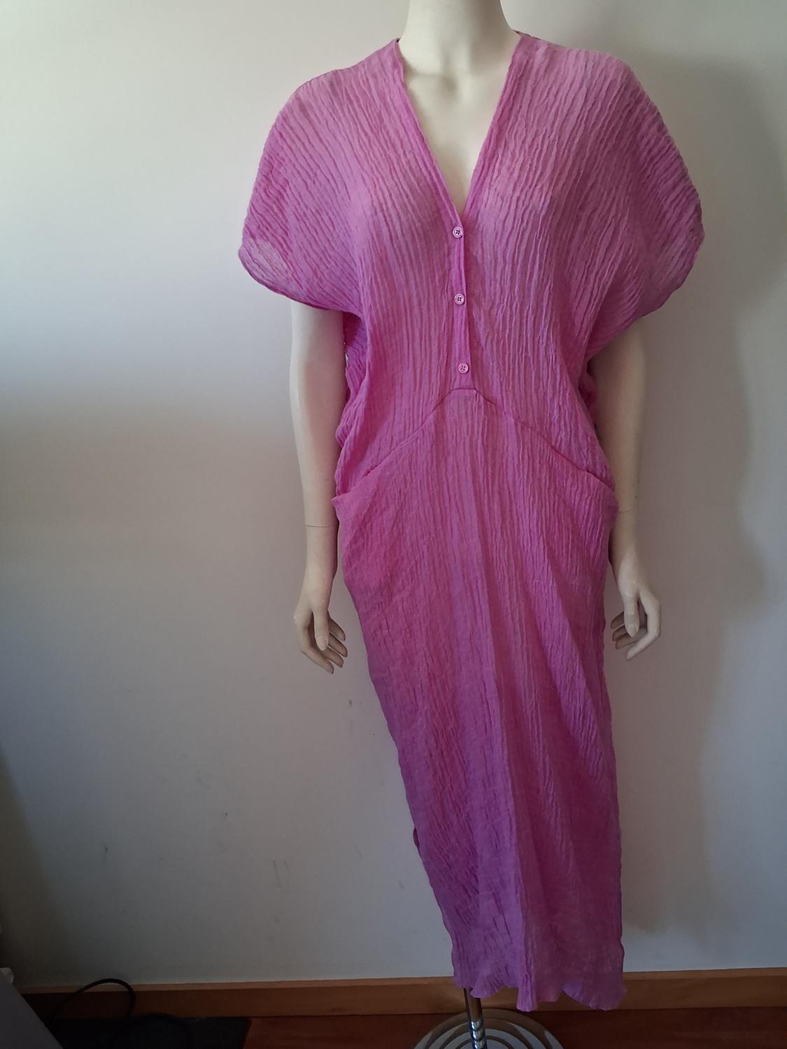 Mannequin in a long pink crinkled-texture dress with short sleeves, on a white background.