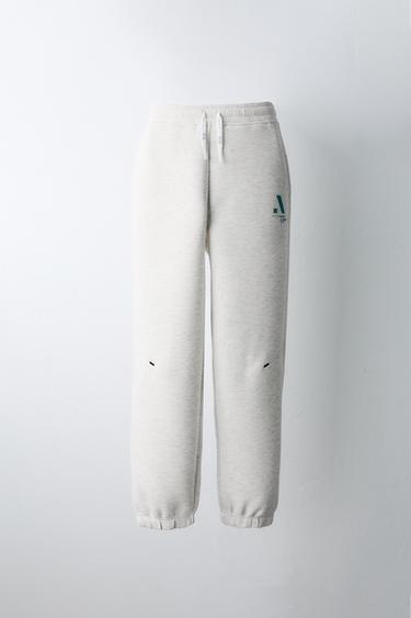 بنطلون SPORTY بشعار - رمادي فيجوريه الخاص بـ Zara