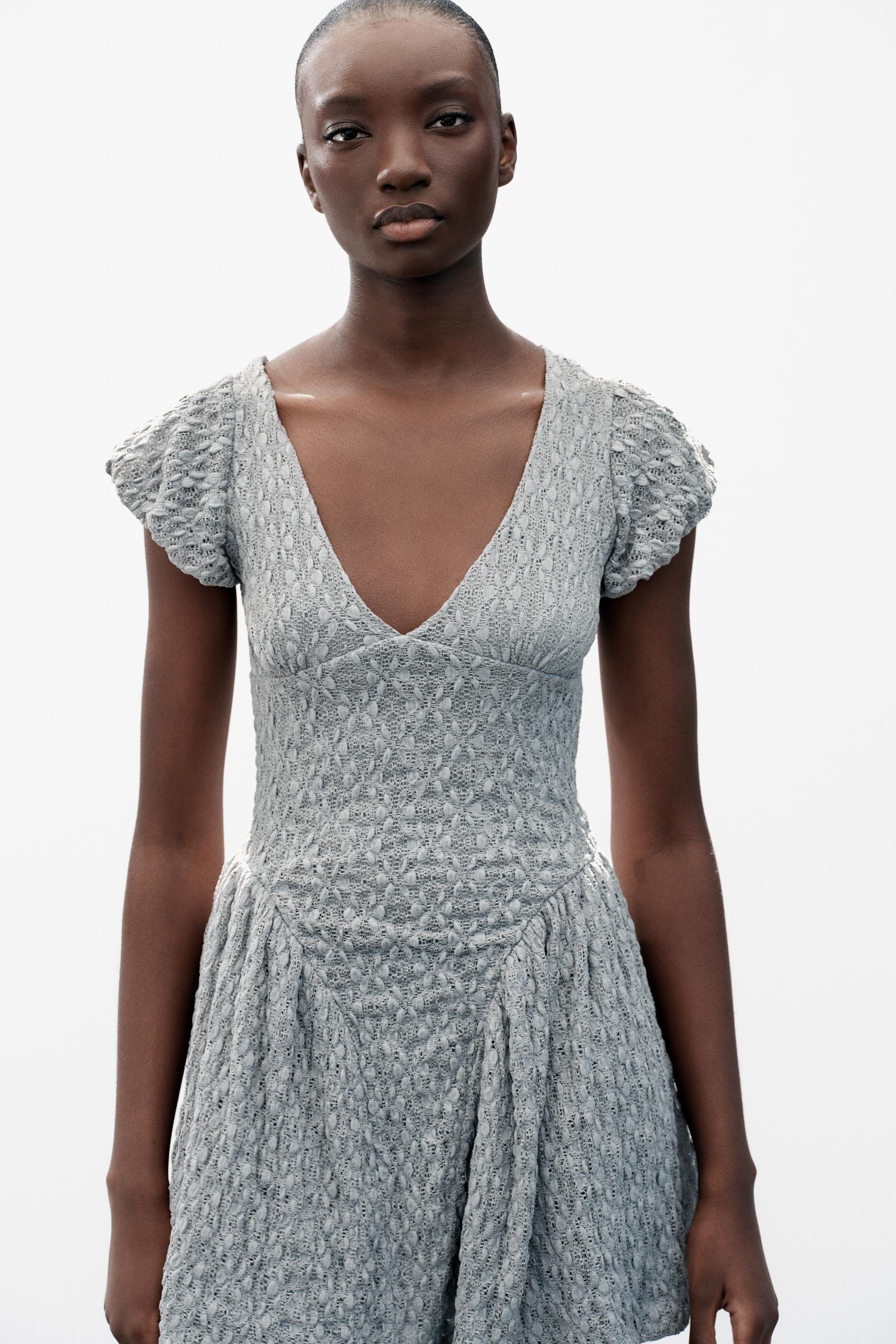 ROBE EN DENTELLE À VOLUME