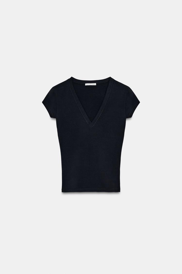 Playera de cuello V 6