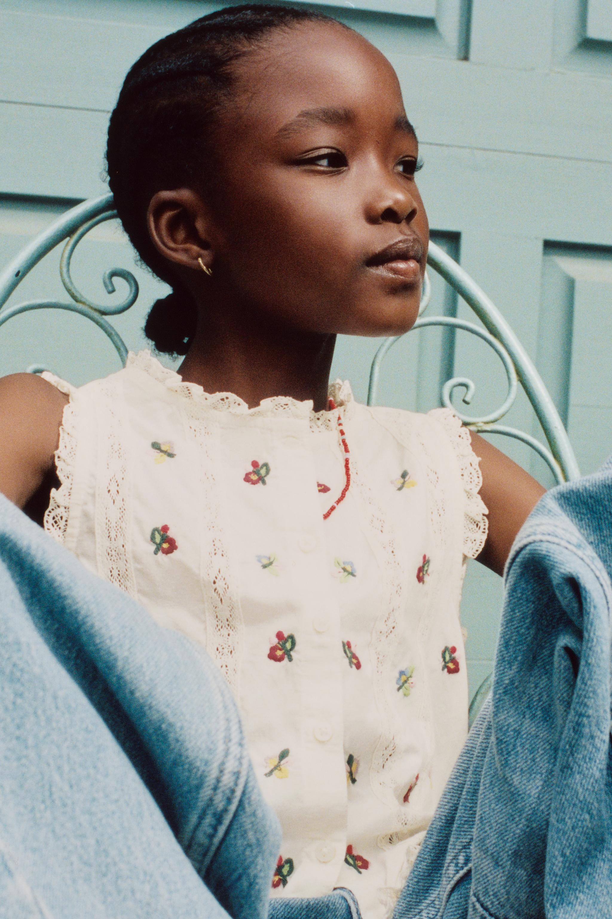 BLOUSE BRODERIES ET DENTELLE