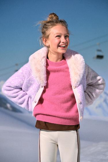 ŻAKIET Z DZIANINY ŻAKARDOWEJ Z ODPINANYM KOŁNIERZEM ZE SZTUCZNEGO FUTERKA SKI COLLECTION - Jasna malwa Zara
