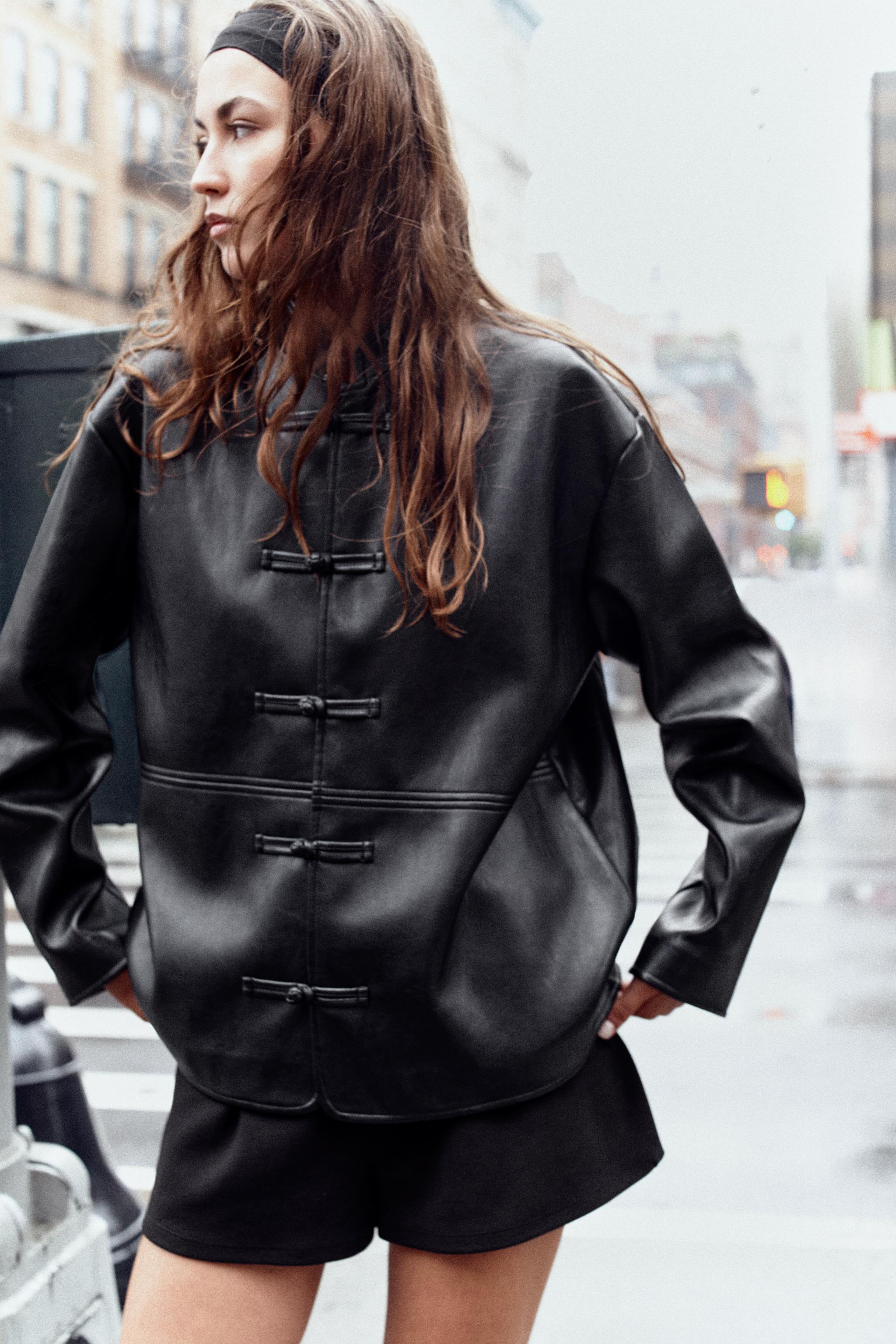 BLOUSON EN MATIÈRE SYNTHÈTIQUE À BRANDEBOURGS
