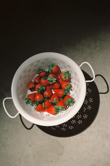 FLOWER KITCHEN COLANDER - Cream by Zara