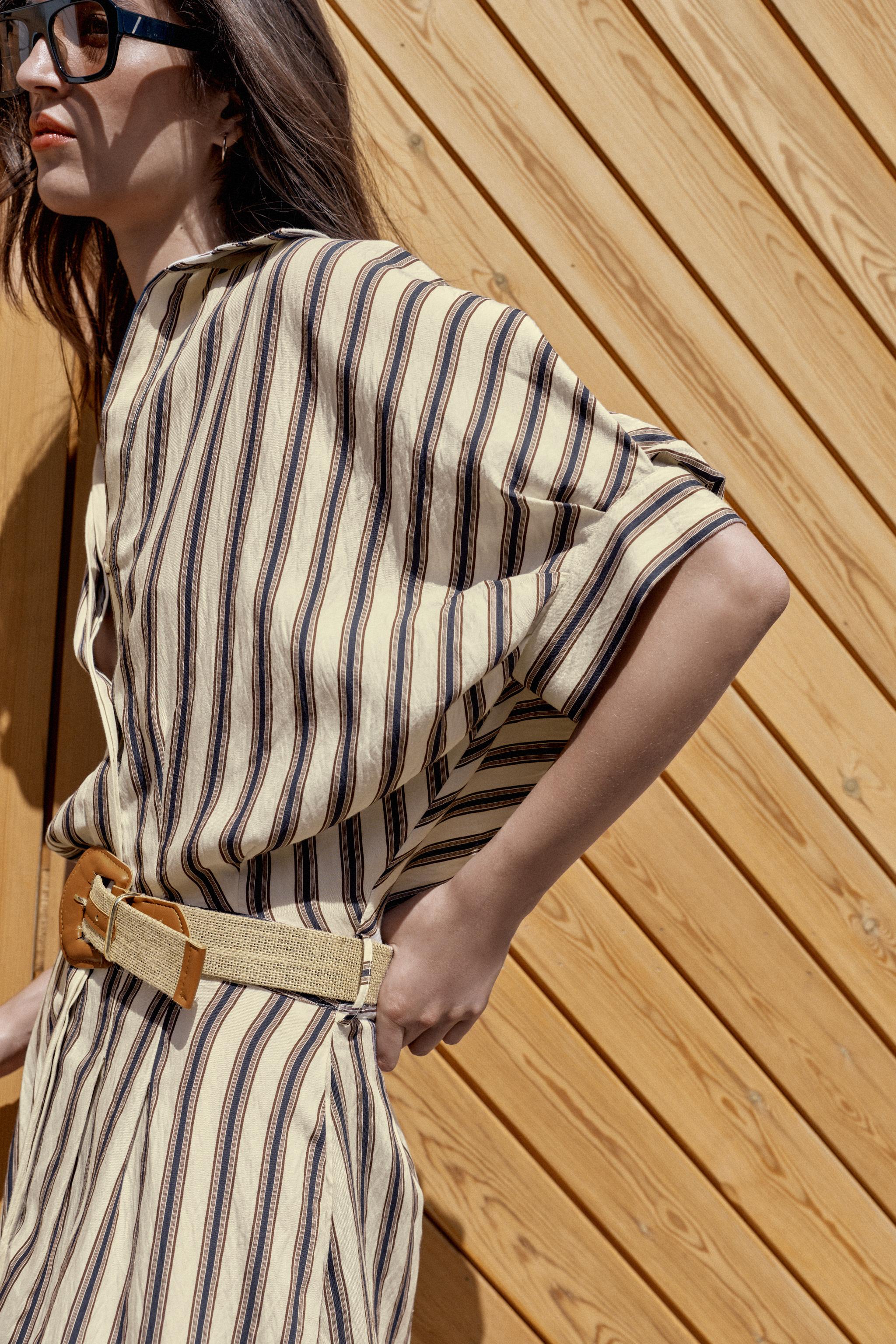 ROBE MI-LONGUE À RAYURES AVEC CEINTURE