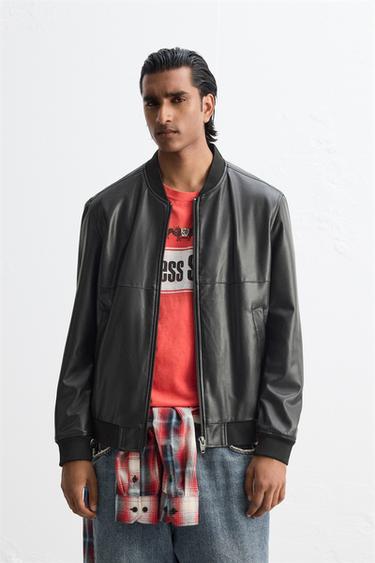 CAZADORA BOMBER EFECTO PIEL - Negro de Zara