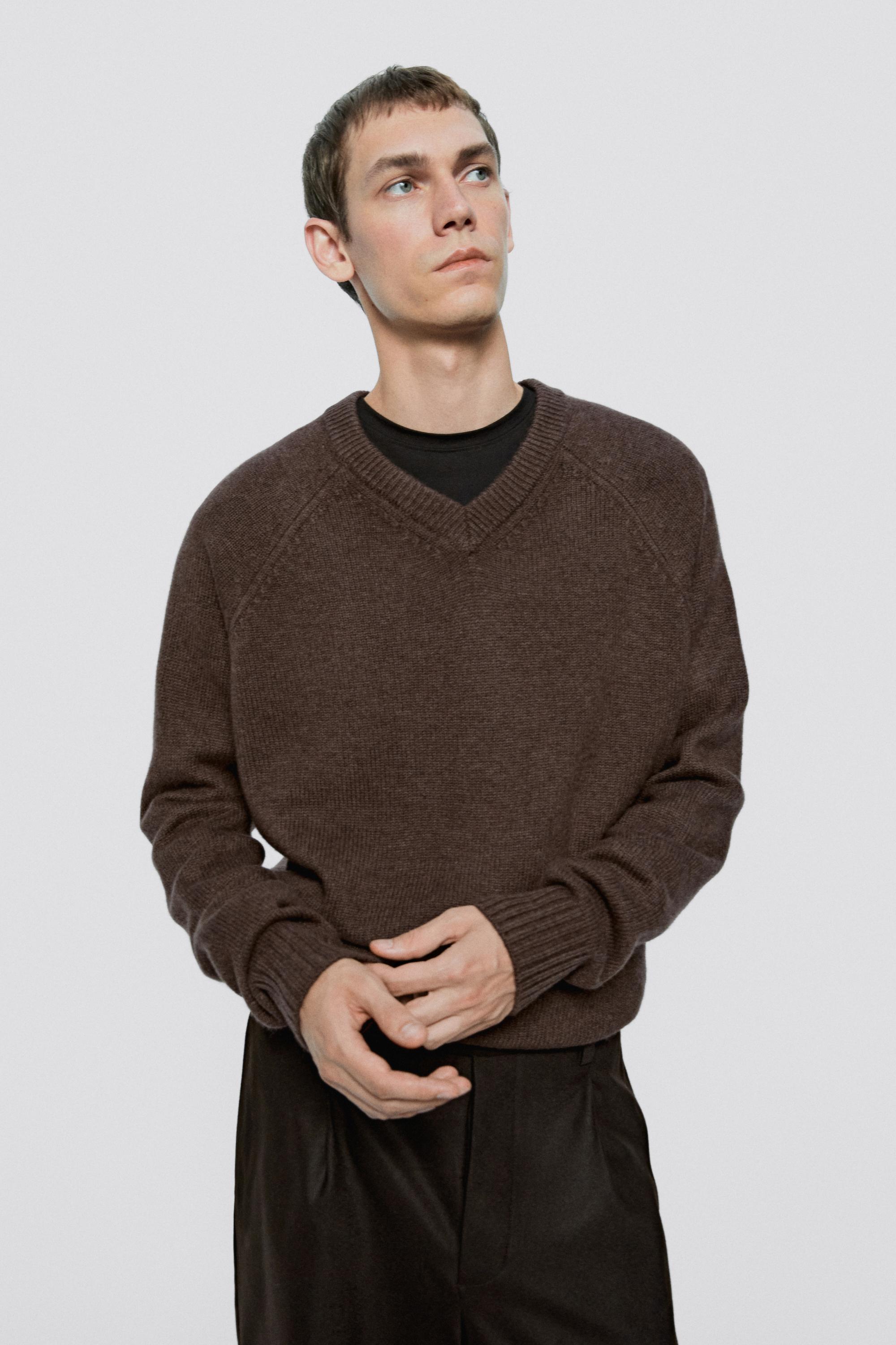V-neck knit sweater - LIMITED EDITION