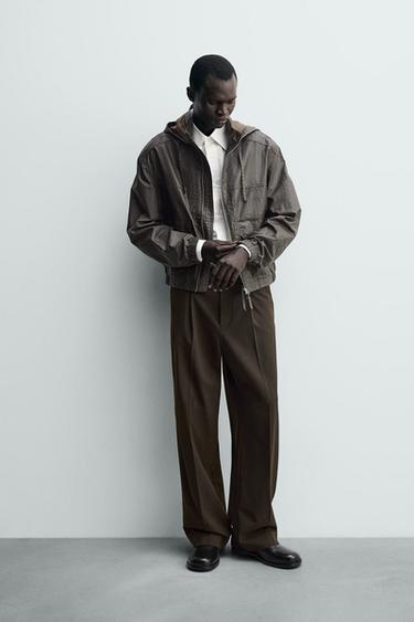 بنطلون WIDE FIT بثنيات - بني الخاص بـ Zara