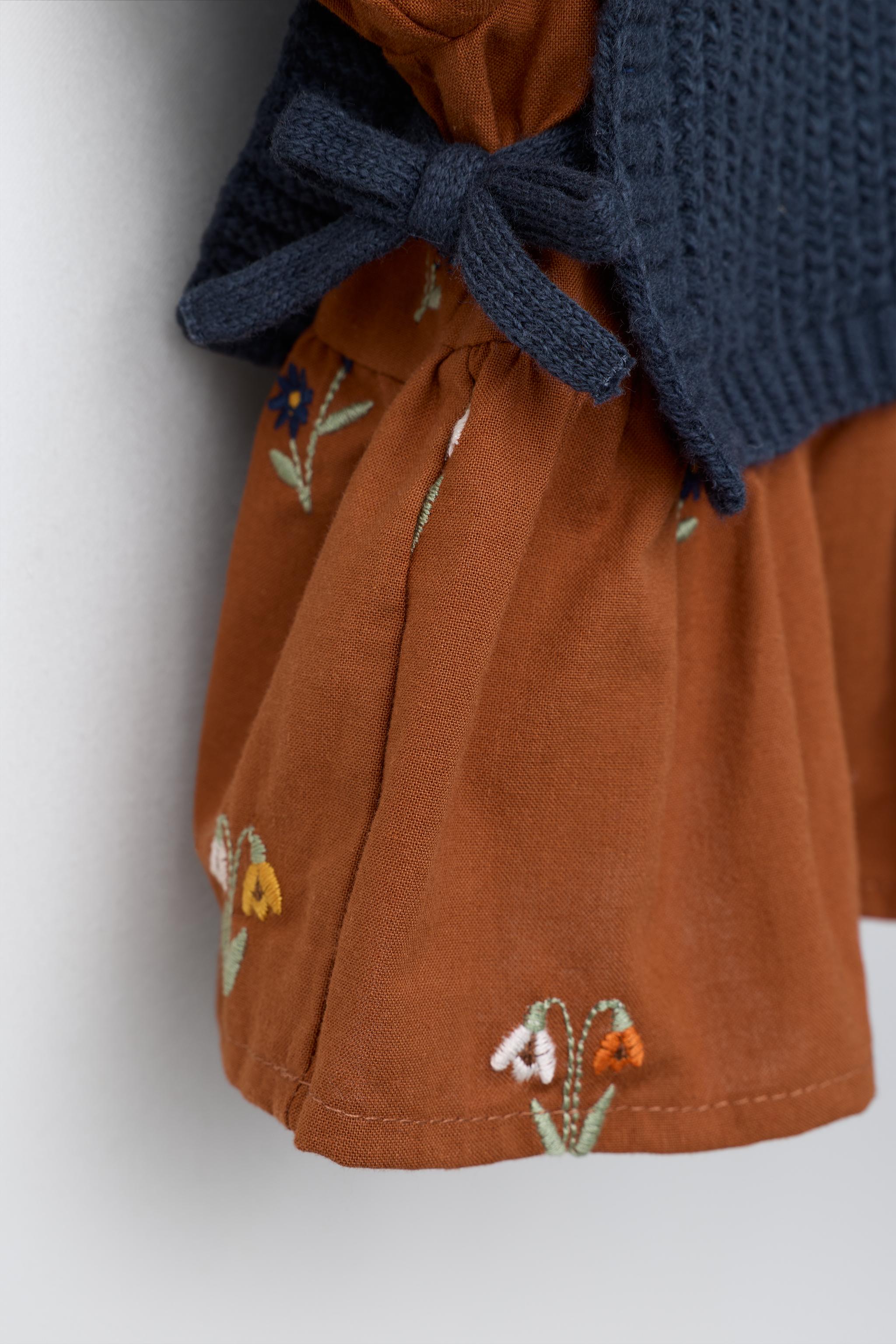 CHEMISE À FLEURS BRODÉES COMBINÉE UN GILET EN MAILLE