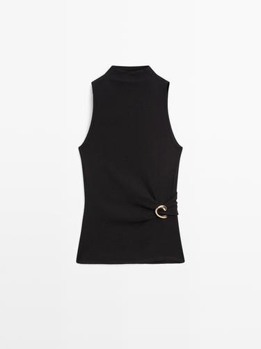 Top à col cheminée avec broche - Noir de Zara