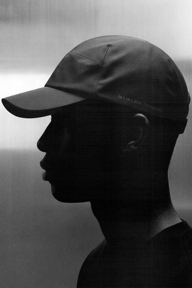 قبعة تقنية بحافة أمامية SHELL - أسود الخاص بـ Zara