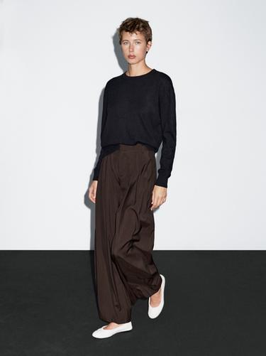 Pantalón pinzas fluido - Chocolate de Zara