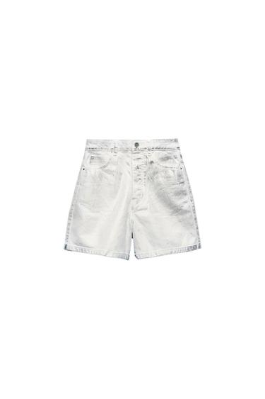 White denim shorts with a metallic silver finish. Five-pocket design with button fastening on a white base.