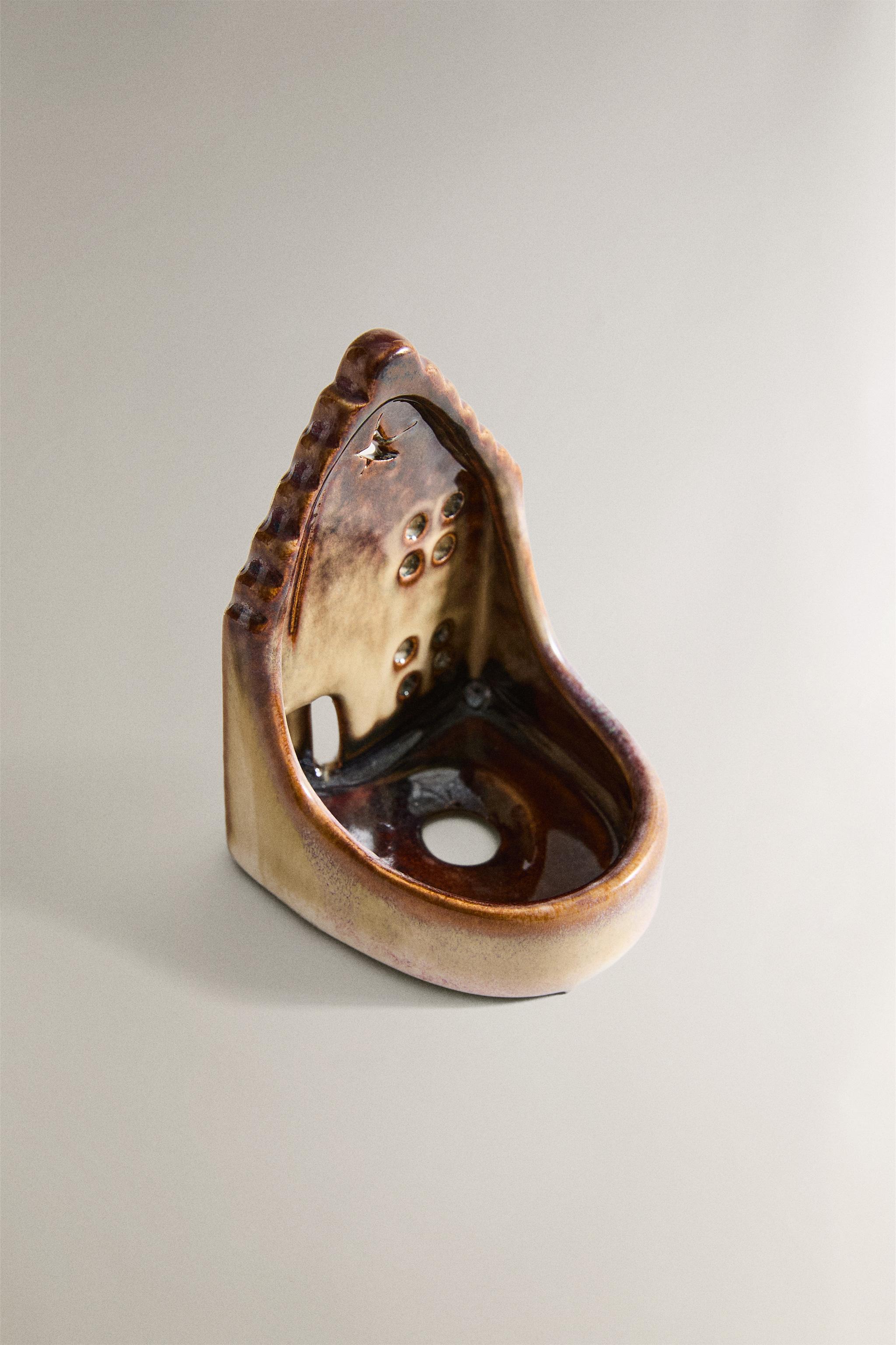 CHRISTMAS STAR CERAMIC HOUSE TEALIGHT HOLDER