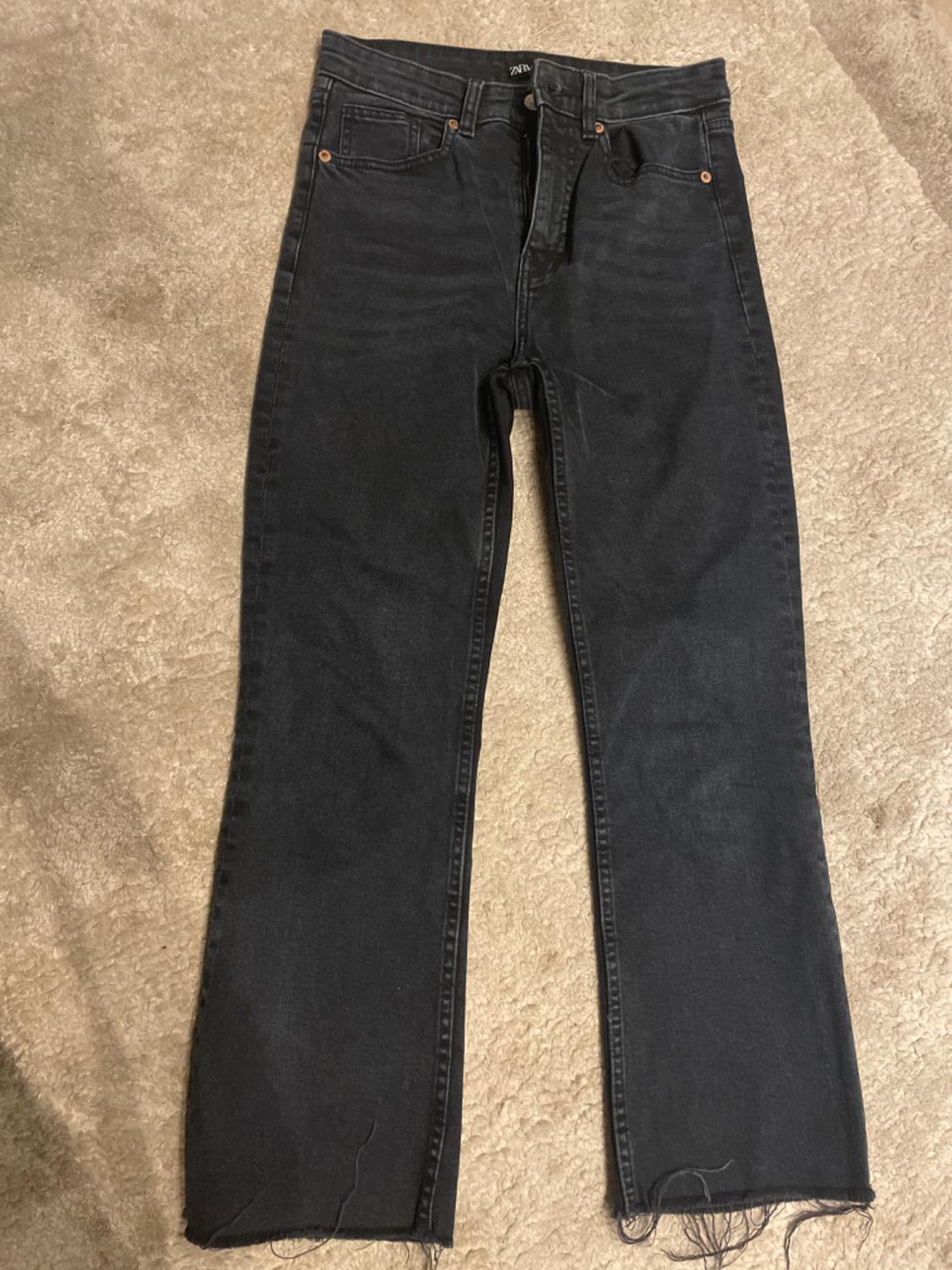 MID-RISE CROPPED FLARE JEANS