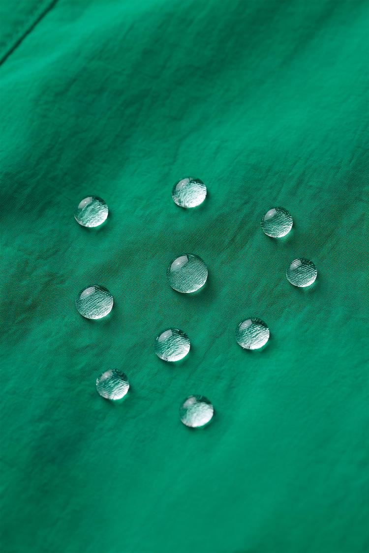 Chaqueta con capucha repelente al agua 6