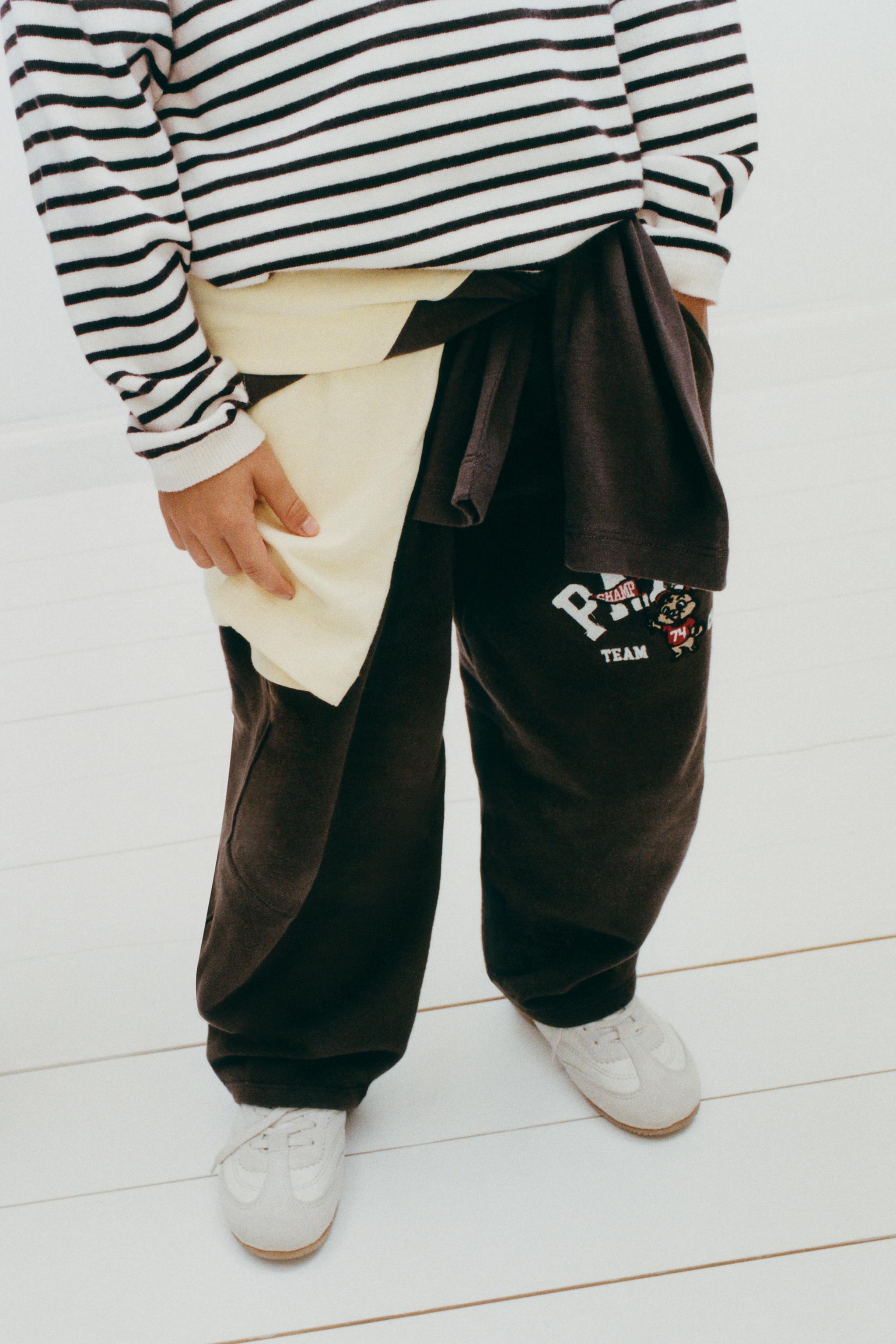 PANTALON BARREL EN MOLLETON BRODÉ