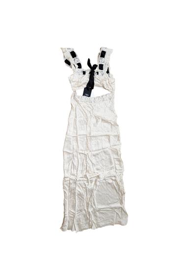 SATINKLEID MIT SPITZE,NEU