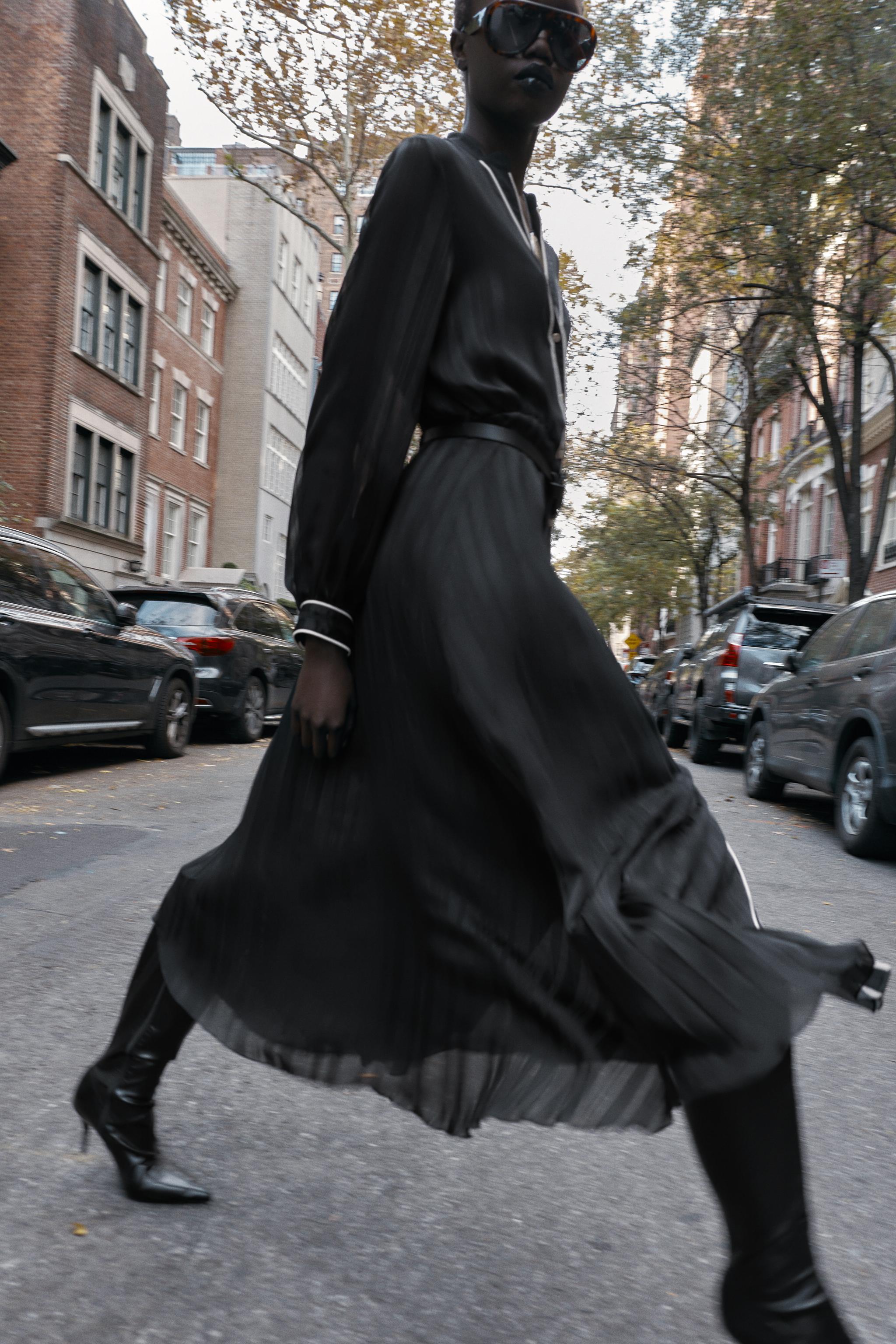 CONTRAST PIPING BELTED PLEATED MIDI DRESS