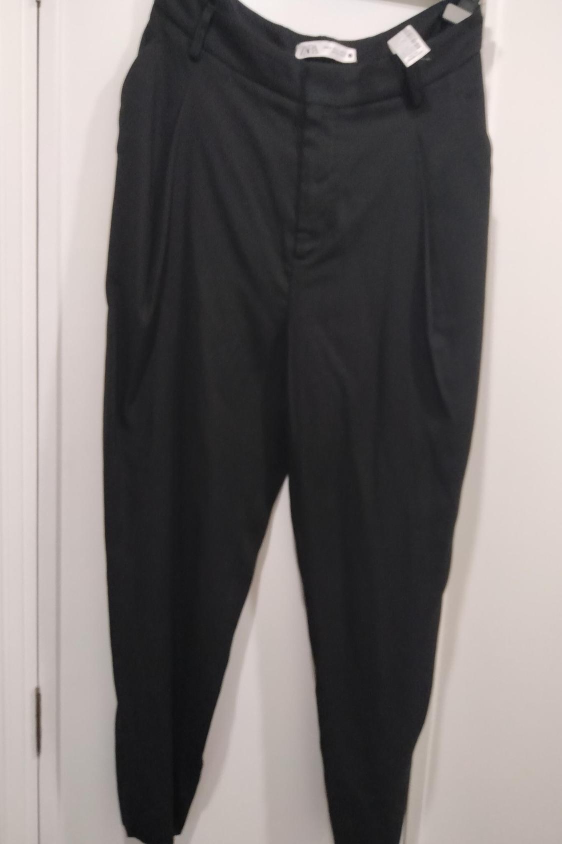 LOOSE-FITTING TROUSERS WITH DARTS
