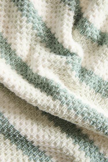 GEOMETRIC JACQUARD BATH TOWEL - Blue / Green by Zara