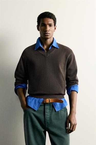 JERSEY REGULAR FIT CUELLO PICO - Chocolate de Zara