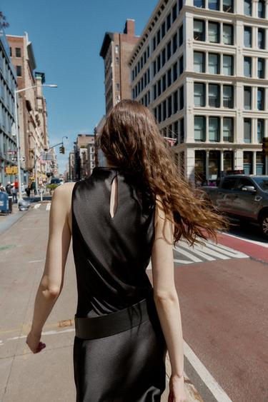 ROBE MIDI SATINÉE CEINTURE - Noir de Zara - Image 4